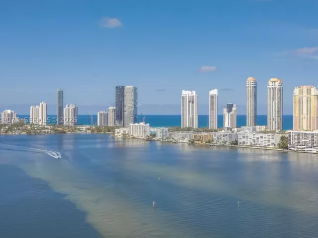 3-bedroom condo for sale in Aventura - 2600 Island Blvd 2603 - MondialRealty