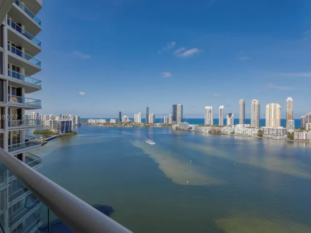 3-bedroom condo for sale in Aventura - 2600 Island Blvd 2603 - MondialRealty