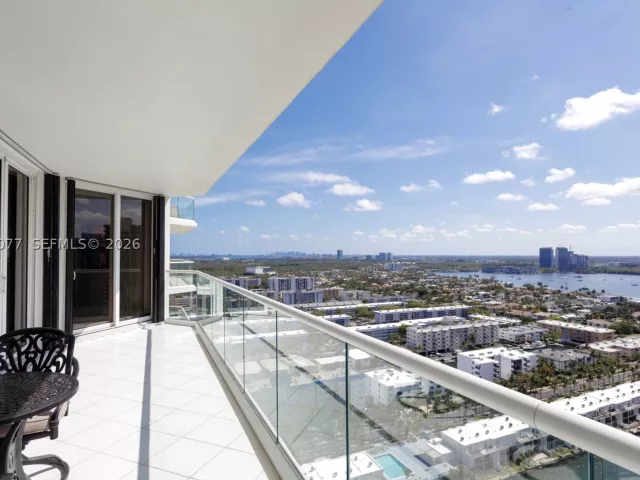 3-bedroom condo for sale in Aventura - 2600 Island Blvd 2603 - MondialRealty