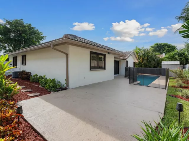 4-bedroom home for rent in Boca Raton - 1598 SW 5th Avenue - MondialRealty