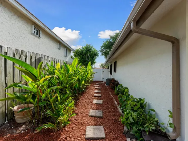 4-bedroom home for rent in Boca Raton - 1598 SW 5th Avenue - MondialRealty