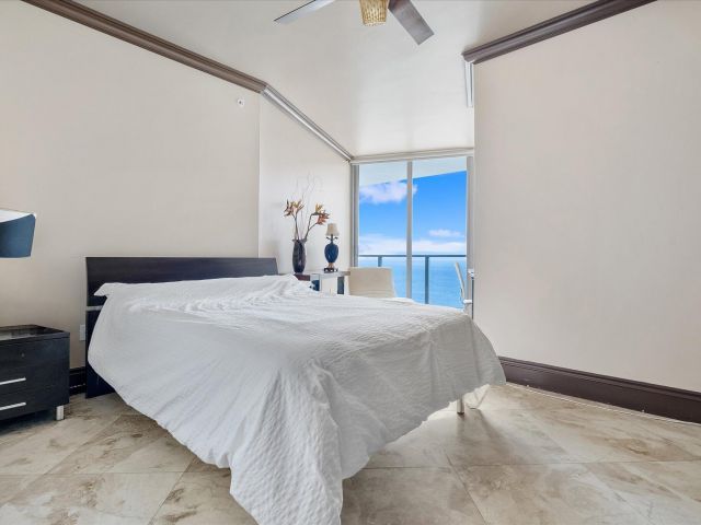 3-bedroom condo for sale in Hollywood - 3101 S Ocean Drive 2707 - MondialRealty