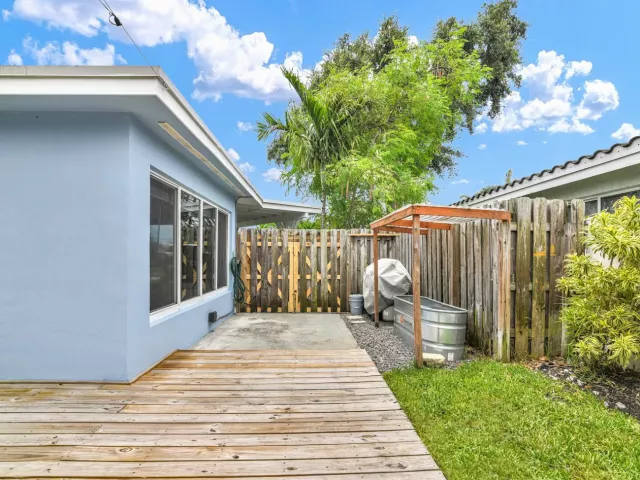 2-bedroom home for rent in Deerfield Beach - 909 SE 16 Place - MondialRealty