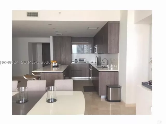 2-bedroom condo for rent in Miami - 68 SE 6th St 2007 - MondialRealty
