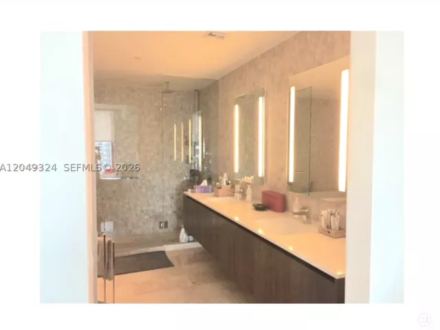 2-bedroom condo for rent in Miami - 68 SE 6th St 2007 - MondialRealty