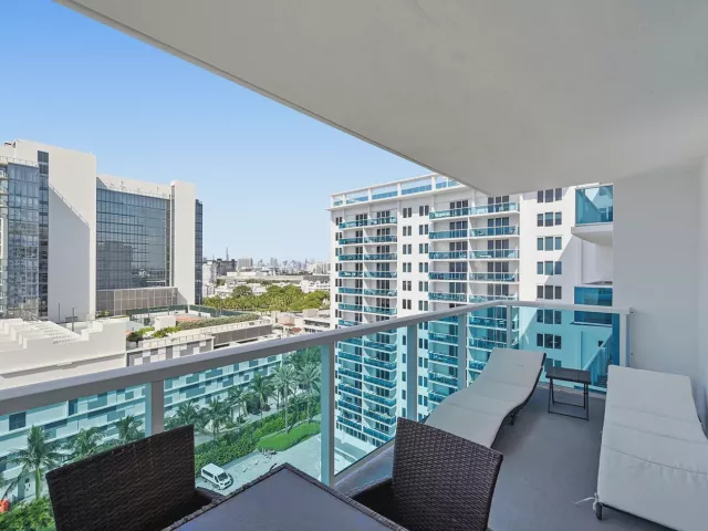 1-bedroom condo for sale in Miami Beach - 2301 Collins Avenue 1205 - MondialRealty