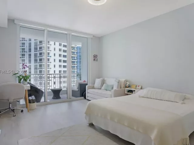 2-bedroom condo for rent in Miami - 801 Brickell Key Blvd 2210 - MondialRealty