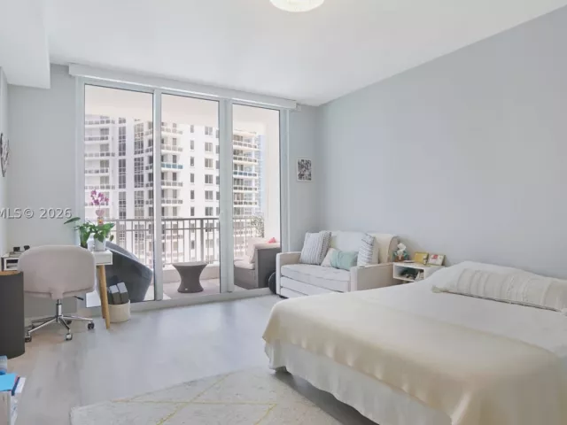 2-bedroom condo for rent in Miami - 801 Brickell Key Blvd 2210 - MondialRealty