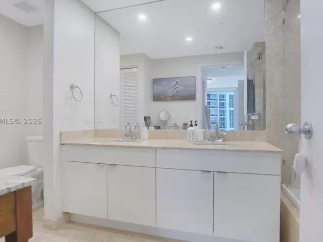 2-bedroom condo for rent in Miami - 801 Brickell Key Blvd 2210 - MondialRealty