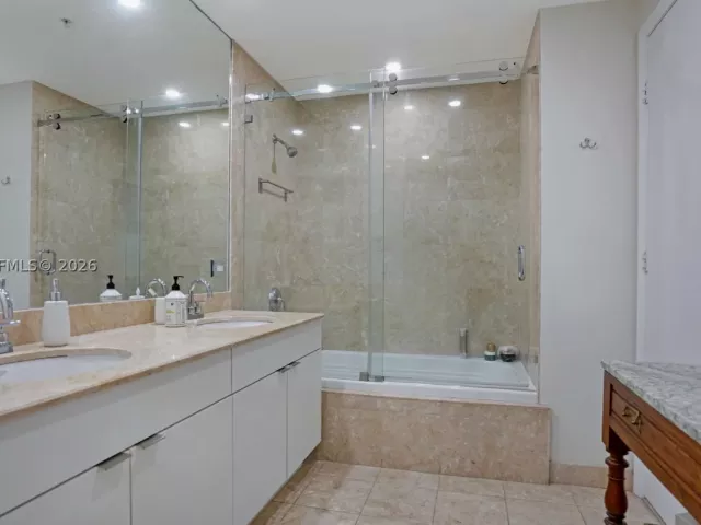 2-bedroom condo for rent in Miami - 801 Brickell Key Blvd 2210 - MondialRealty