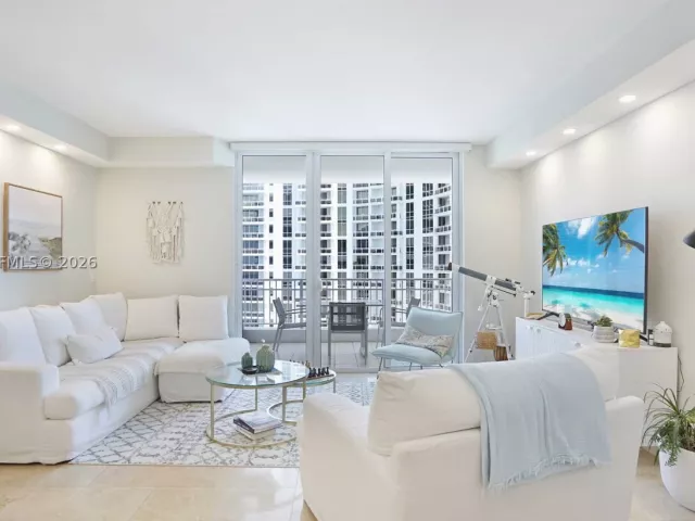 2-bedroom condo for rent in Miami - 801 Brickell Key Blvd 2210 - MondialRealty