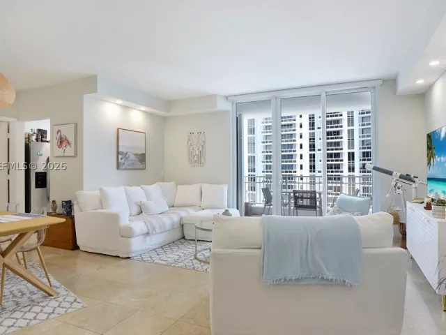 2-bedroom condo for rent in Miami - 801 Brickell Key Blvd 2210 - MondialRealty