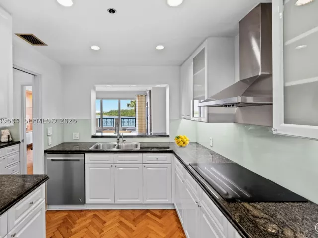 3-bedroom condo for sale in Miami Beach - 2432 Fisher Island Dr 5302 - MondialRealty