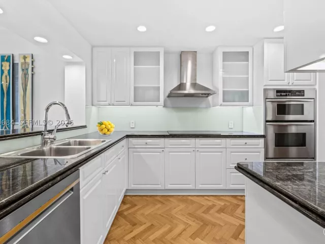 3-bedroom condo for sale in Miami Beach - 2432 Fisher Island Dr 5302 - MondialRealty