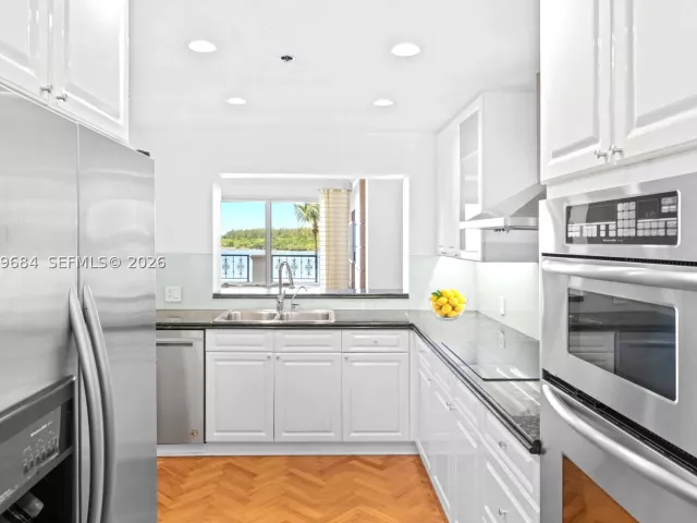 3-bedroom condo for sale in Miami Beach - 2432 Fisher Island Dr 5302 - MondialRealty