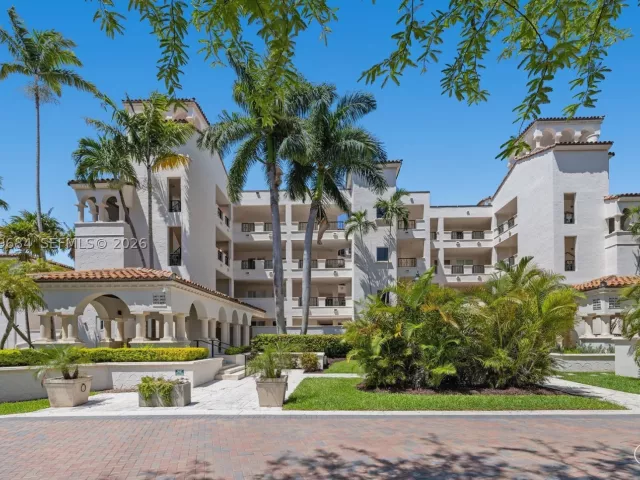 3-bedroom condo for sale in Miami Beach - 2432 Fisher Island Dr 5302 - MondialRealty