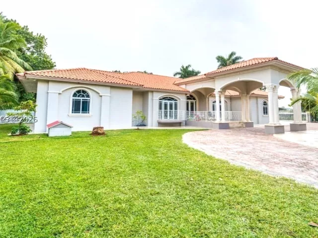 4-bedroom home for sale in Miami - 18390 SW 200th St - MondialRealty