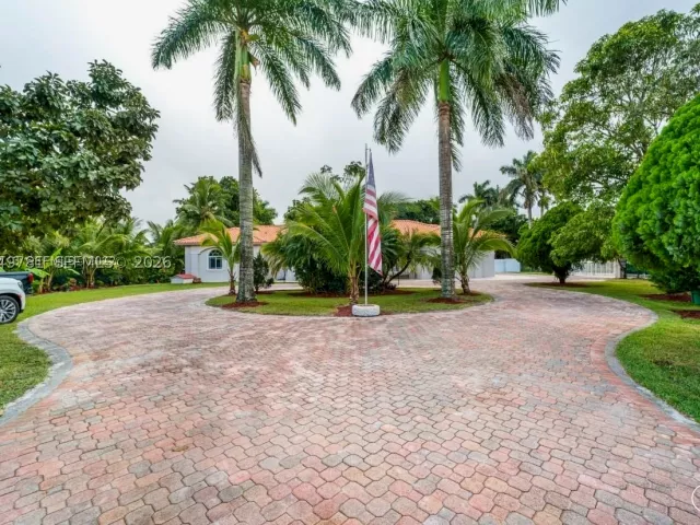 4-bedroom home for sale in Miami - 18390 SW 200th St - MondialRealty