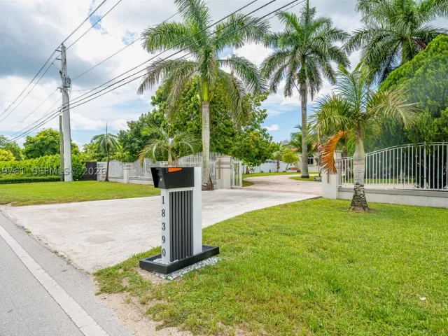 4-bedroom home for sale in Miami - 18390 SW 200th St - MondialRealty