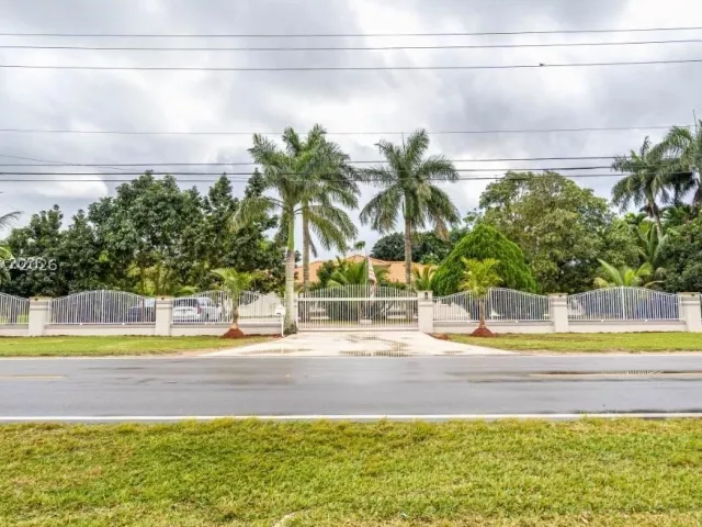 4-bedroom home for sale in Miami - 18390 SW 200th St - MondialRealty