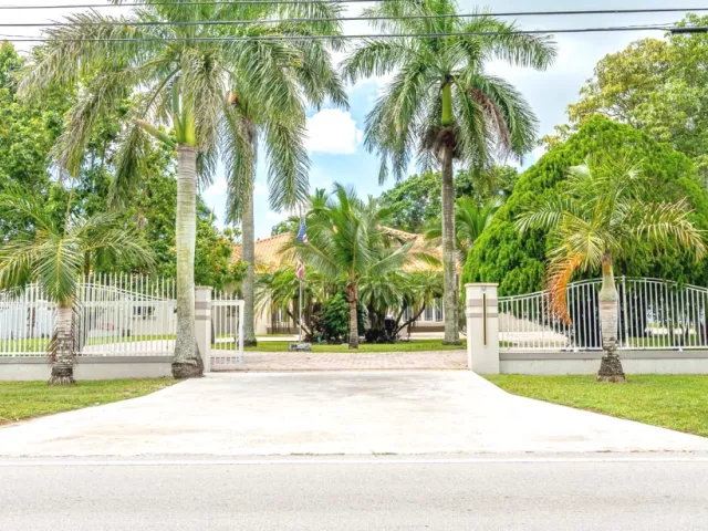 4-bedroom home for sale in Miami - 18390 SW 200th St - MondialRealty