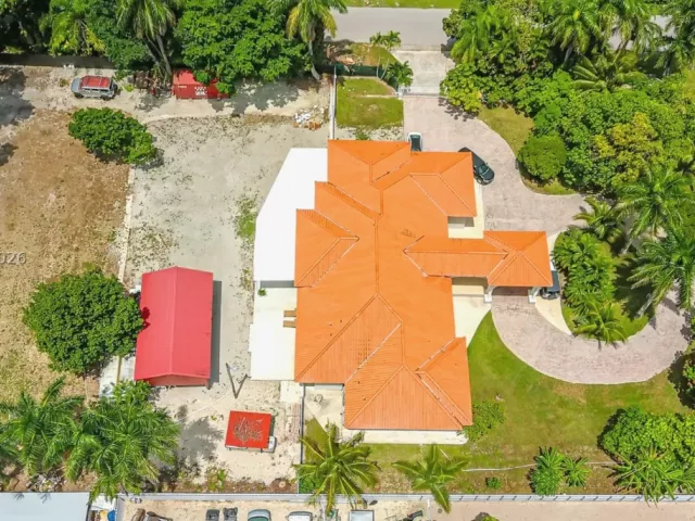 4-bedroom home for sale in Miami - 18390 SW 200th St - MondialRealty