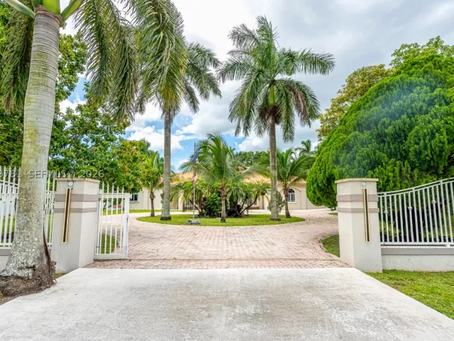 4-bedroom home for sale in Miami - 18390 SW 200th St - MondialRealty