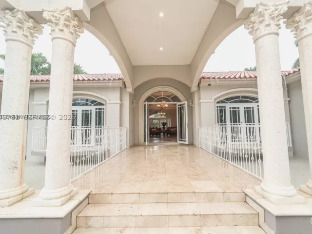4-bedroom home for sale in Miami - 18390 SW 200th St - MondialRealty