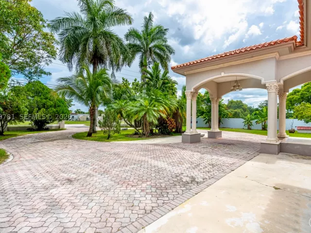 4-bedroom home for sale in Miami - 18390 SW 200th St - MondialRealty