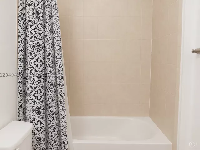 3-bedroom home for sale in Miami - 19316 NE 8th Ct - MondialRealty