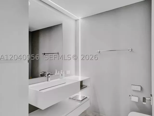 2-bedroom condo for sale in Miami Beach - 6365 Collins Ave 2407 - MondialRealty