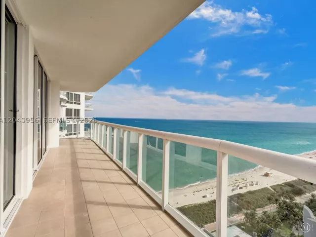 2-bedroom condo for sale in Miami Beach - 6365 Collins Ave 2407 - MondialRealty