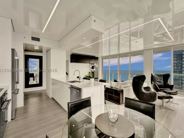 2-bedroom condo for sale in Miami Beach - 6365 Collins Ave 2407 - MondialRealty