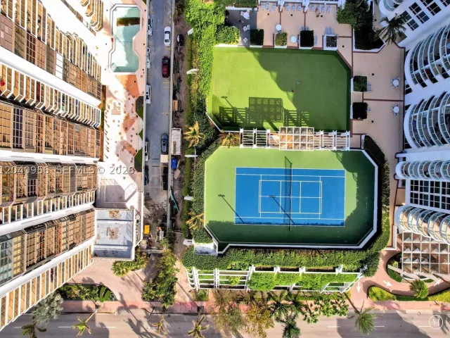 2-bedroom condo for sale in Miami Beach - 6365 Collins Ave 2407 - MondialRealty