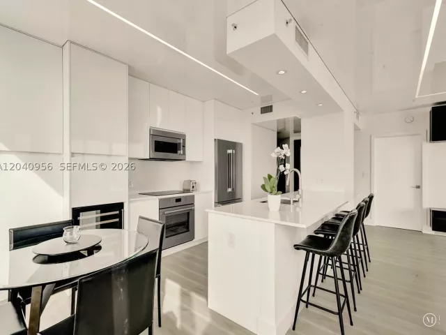 2-bedroom condo for sale in Miami Beach - 6365 Collins Ave 2407 - MondialRealty