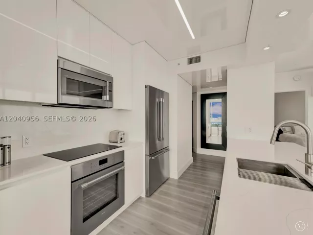 2-bedroom condo for sale in Miami Beach - 6365 Collins Ave 2407 - MondialRealty