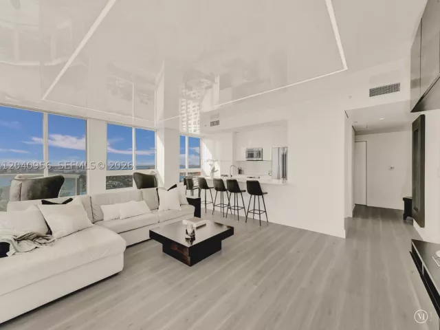 2-bedroom condo for sale in Miami Beach - 6365 Collins Ave 2407 - MondialRealty