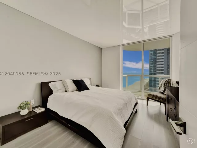 2-bedroom condo for sale in Miami Beach - 6365 Collins Ave 2407 - MondialRealty