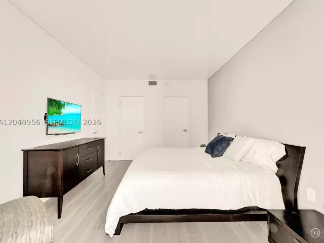 2-bedroom condo for sale in Miami Beach - 6365 Collins Ave 2407 - MondialRealty