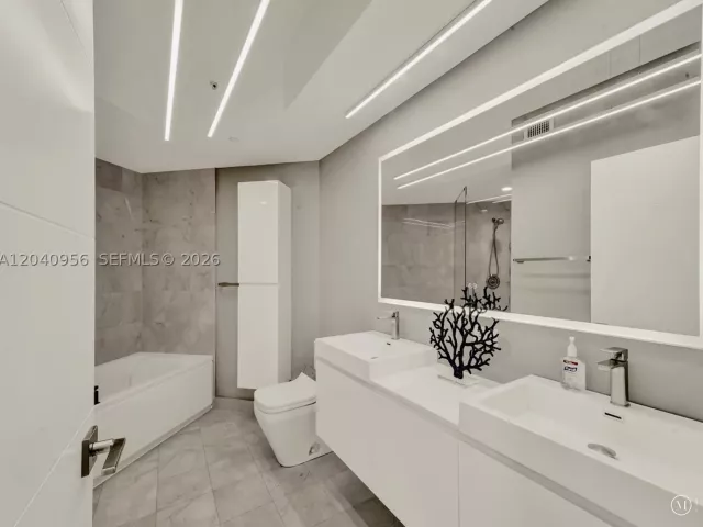 2-bedroom condo for sale in Miami Beach - 6365 Collins Ave 2407 - MondialRealty