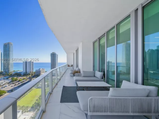 5-bedroom condo for sale in Sunny Isles Beach - 300 Sunny Isles Blvd Penthouse-03 - MondialRealty