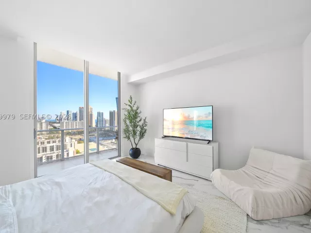 5-bedroom condo for sale in Sunny Isles Beach - 300 Sunny Isles Blvd Penthouse-03 - MondialRealty
