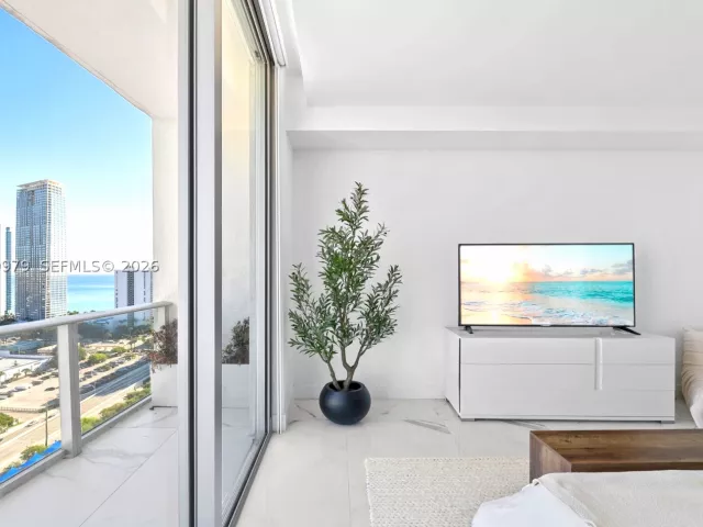 5-bedroom condo for sale in Sunny Isles Beach - 300 Sunny Isles Blvd Penthouse-03 - MondialRealty