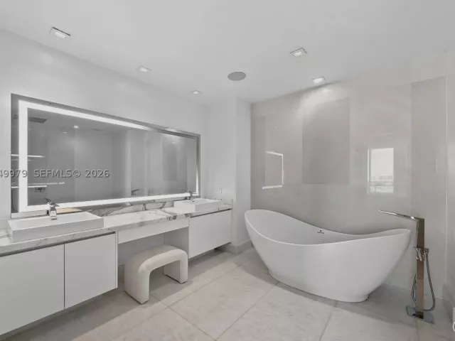 5-bedroom condo for sale in Sunny Isles Beach - 300 Sunny Isles Blvd Penthouse-03 - MondialRealty