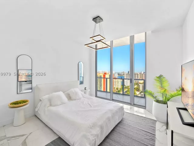 5-bedroom condo for sale in Sunny Isles Beach - 300 Sunny Isles Blvd Penthouse-03 - MondialRealty