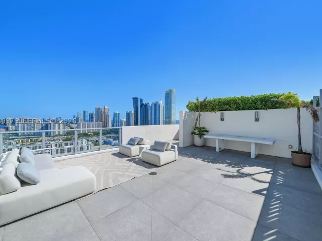 5-bedroom condo for sale in Sunny Isles Beach - 300 Sunny Isles Blvd Penthouse-03 - MondialRealty