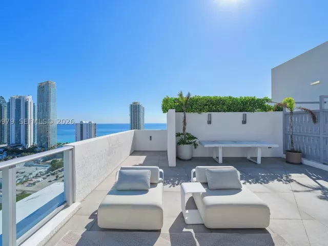 5-bedroom condo for sale in Sunny Isles Beach - 300 Sunny Isles Blvd Penthouse-03 - MondialRealty