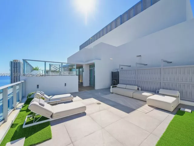 5-bedroom condo for sale in Sunny Isles Beach - 300 Sunny Isles Blvd Penthouse-03 - MondialRealty