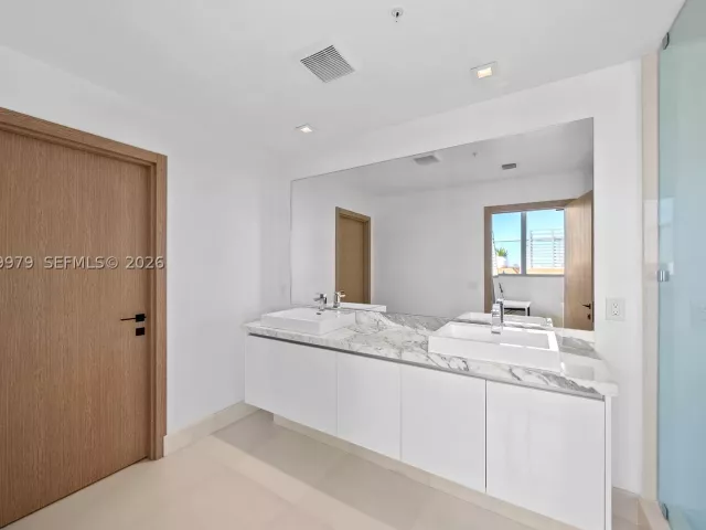5-bedroom condo for sale in Sunny Isles Beach - 300 Sunny Isles Blvd Penthouse-03 - MondialRealty