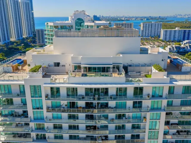 5-bedroom condo for sale in Sunny Isles Beach - 300 Sunny Isles Blvd Penthouse-03 - MondialRealty